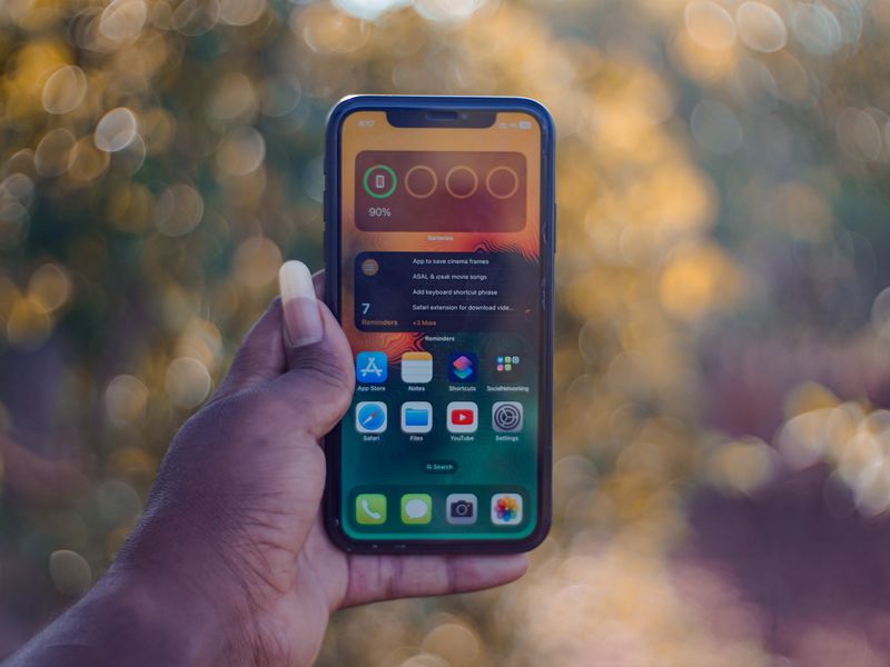 App mobile di investimento crypto tenuta in mano, interfaccia scura con grafici, stile SapienzaInvest