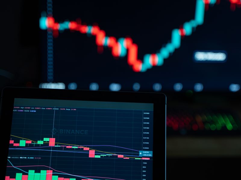 Dashboard di trading crypto con grafico a candele e libro ordini, interfaccia scura con bagliori ciano