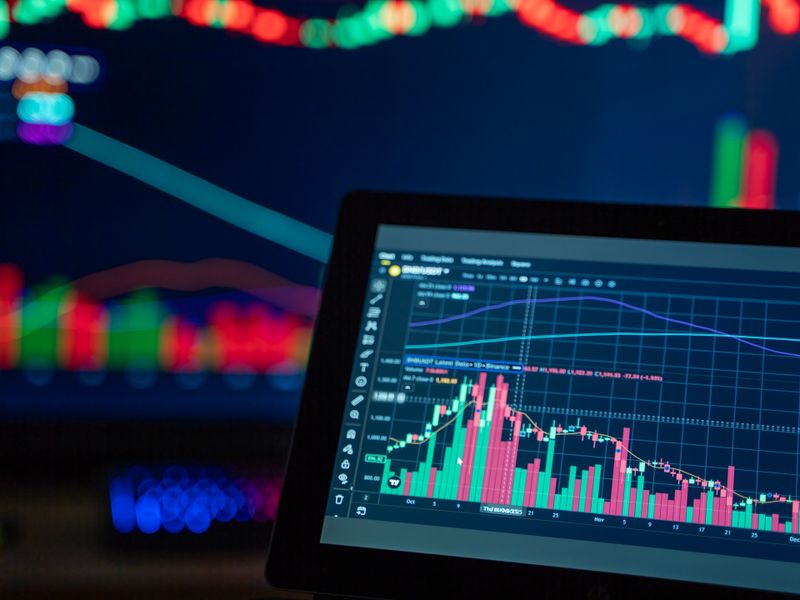 Dashboard di trading crypto con grafici a candele e book degli ordini, interfaccia scura con bagliori al neon
