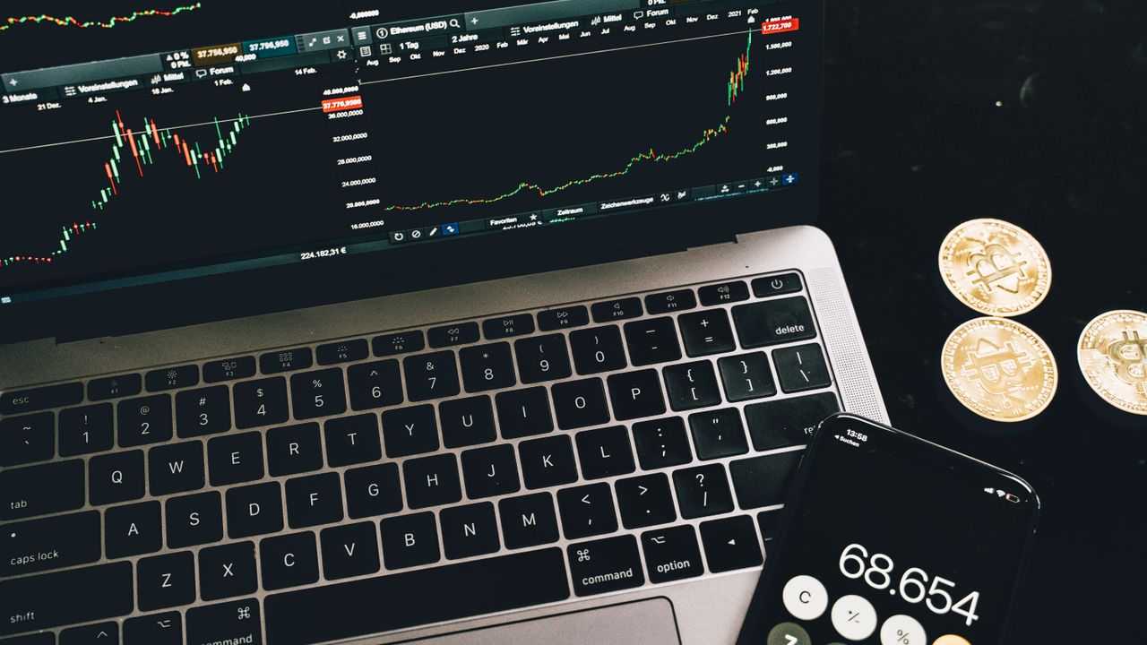 Dashboard di trading crypto con grafici a candele e book degli ordini, interfaccia scura con illuminazione al neon