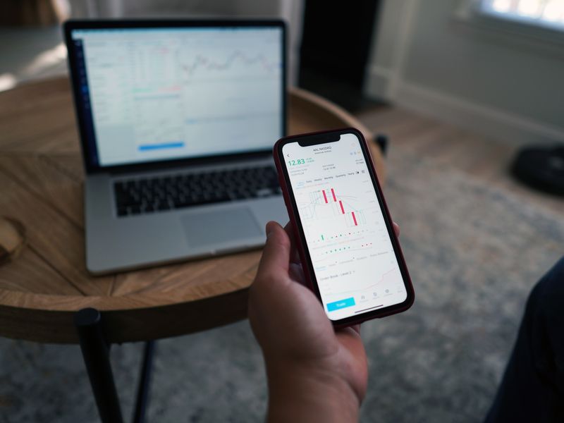 Schermata di allocazione del portafoglio con grafico a ciambella su app scura, accenti luminosi