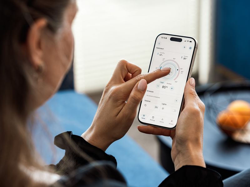 Schermata di allocazione del portafoglio con grafico a ciambella su app scura, accenti luminosi, Milano