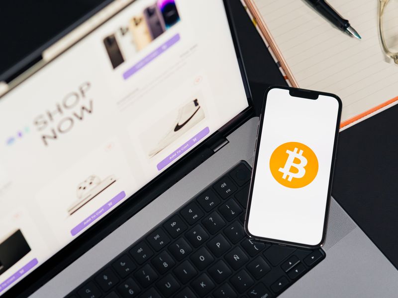 Hardware wallet sicuro su superficie scura con luce di contorno, estetica cyberpunk